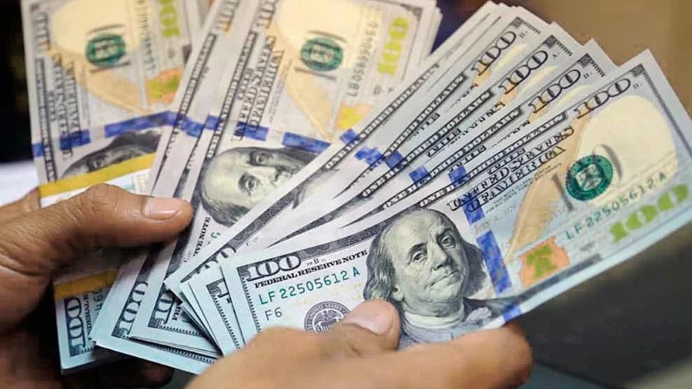 El dólar oficial volvió a caer y cerró a $1390, su valor más bajo en cinco meses